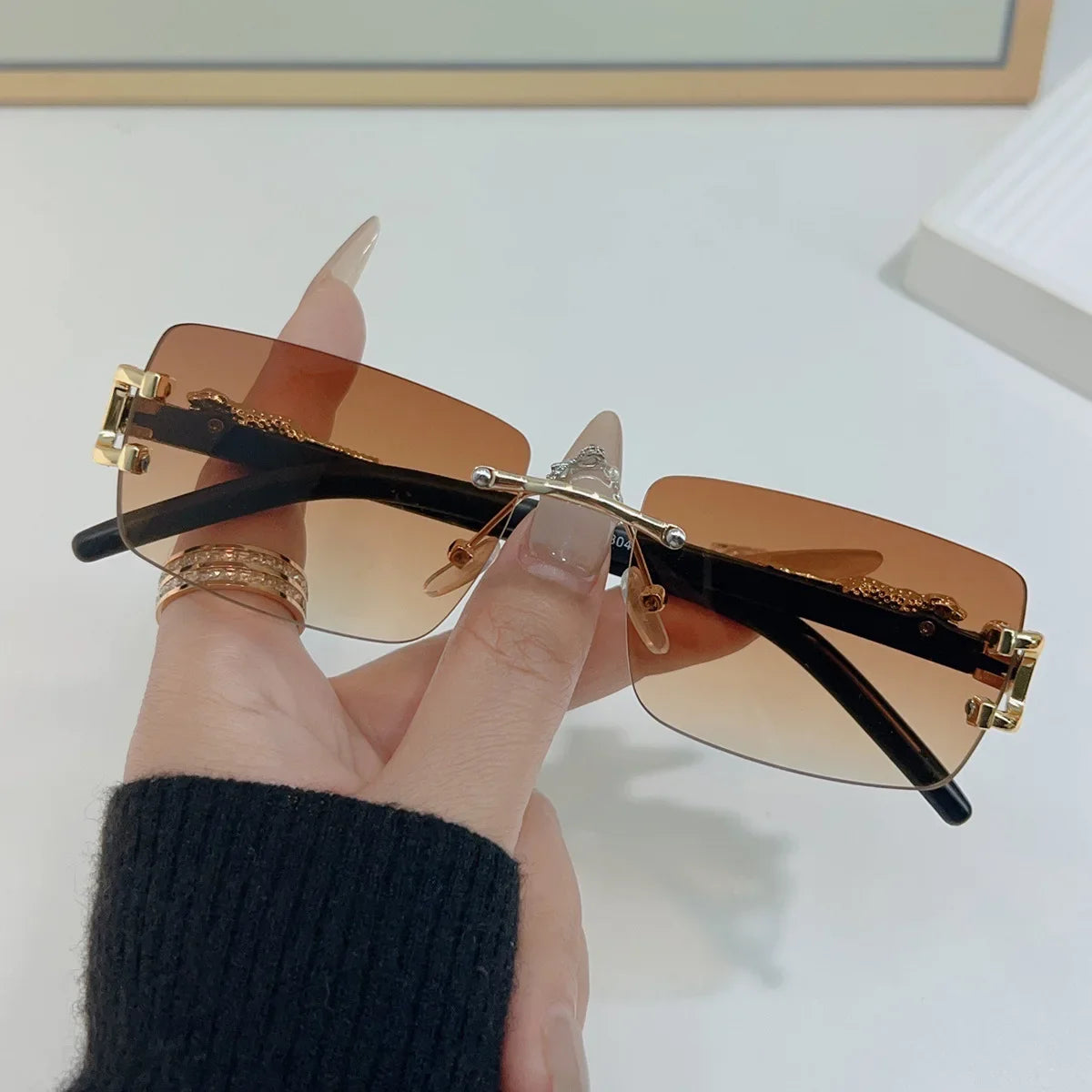 1 Pc Fashionable Women Men Sunglasses Frameless Rectangular Personalized Sunglasses for Daily Life Vintage Sun Glasses Gafas